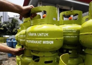 Pangkalan di Kutim Ketahuan Jual Elpiji 3 Kg Mahal, Siap-Siap Kena Sanksi; Kalau Jual Rp28 Ribu, Sudah Keterlaluan! Pertamina Tambah Pasokan 170.800 Tabung LPG 3 Kg di Kaltim, Pastikan Harga Stabil hingga Lebaran Hari Ini Pemkot Monitoring ke Tiga Agen Elpiji 3 Kg di Bontang Mulai Februari 2025, Elpiji 3 Kg Tak Lagi Dijual di Warung dan Pengecer Pemkot Samarinda bakal Terbitkan Kartu Penjualan ELpiji 3 Kilogram Ingat! Beli Elpiji 3 Kg Kini Wajib Pakai KTP Elpiji 3 Kg di Samarinda Langka, Begini Saran Pertamina Temukan Elpiji 3 Kg Tak Sesuai Takaran, Wali Kota Samarinda Minta Pertamina Tindak SPBU Nakal
