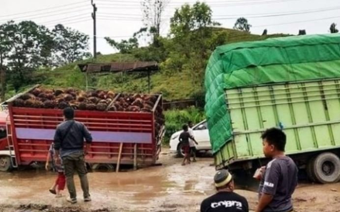 Truk Amblas, Jalur Samarinda-Bontang Macet Total