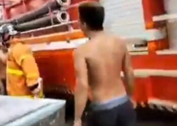 VIDEO: Terlambat Datang, Petugas Damkar di Kutim Nyaris Dikeroyok Warga