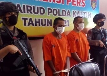 Curi Batu Bara saat Kapal Melintas di Sungai Mahakam