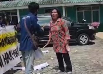 Dekan BEM Universitas Trunajaya Bubarkan Demo Mahasiswa Pakai Kayu