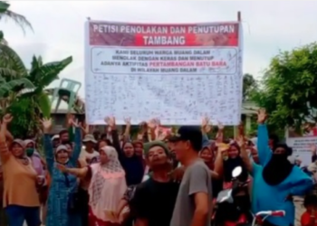 Gelar Demo dan Buat Petisi Menolak Tambang Batubara