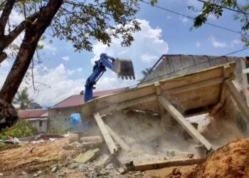 Dihuni 10 Tahun, Rumah Asriani Dirobohkan Eksavator
