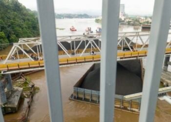 Dua Ponton Senggol Pilar Jembatan Mahakam