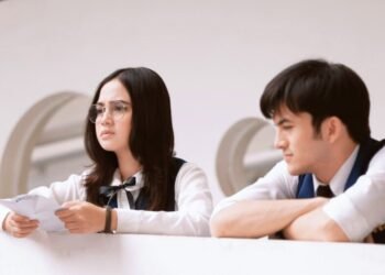 17 Selamanya Review: Romansa Drama dengan Balutan Sejarah dan Politik Indonesia