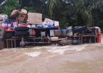 Hampir 5 Ribu Warga Kukar Mengungsi, Truk Pengangkut Sembako Terbalik karena Arus