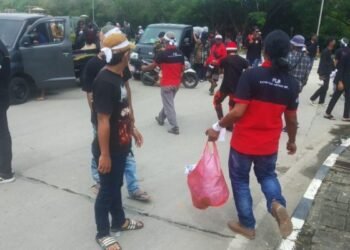 Aksi Demonstrasi Pupuk Kaltim Berjalan Damai, Pendemo Pungut Sampah