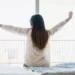Bangun Tidur Jangan Langsung Pegang Ponsel, Lakukan 3 Hal Ini Agar Kulit Makin Glowing