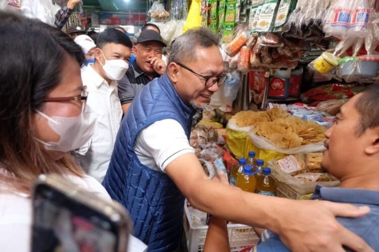 Menteri Perdagangan Zulkifli Hasan di Pasar Klandasan, Balikpapan, Kalimantan Timur, Rabu 20/7/2022. (HO-diskominfo bpn)