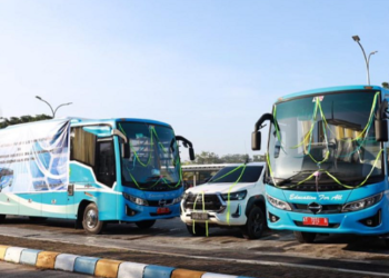 Pemprov Kaltim Serahkan 2 Unit Bus untuk SMA Negeri 10 Samarinda