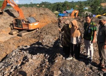 Dinas Lingkungan Hidup dan Kehutanan Kabupaten Berau saat meninjau dugaan tambang batubara ilegal.