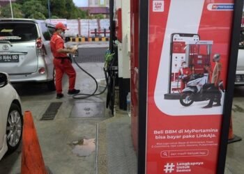 Petugas stasiun pengisian bahan bakar umum (SPBU). ANTARA FOTO/Adwit B Pramono/wsj.