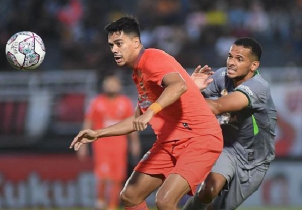 Borneo FC menang dramatis 2-1 atas Persebaya Surabaya lewat penalti Matehru Pato pada menit injury time dalam laga Liga 1 2022/2023 di Stadion Segiri, Jumat (19/8/2022).