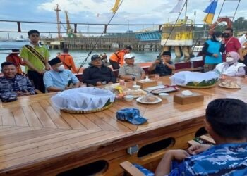 Patut Dicoba Nih! Wisata Susur Teluk Balikpapan Pakai Kapal Pinisi
