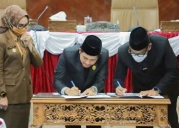 Ketua DPRD Andi Faisal Sofyan Hasdam menandatangani Nota Kesepakatan antara wali kota dan DPRD atas rancangan perubahan KUA dan rancangan perubahan PPAS tahun anggaran 2022.
