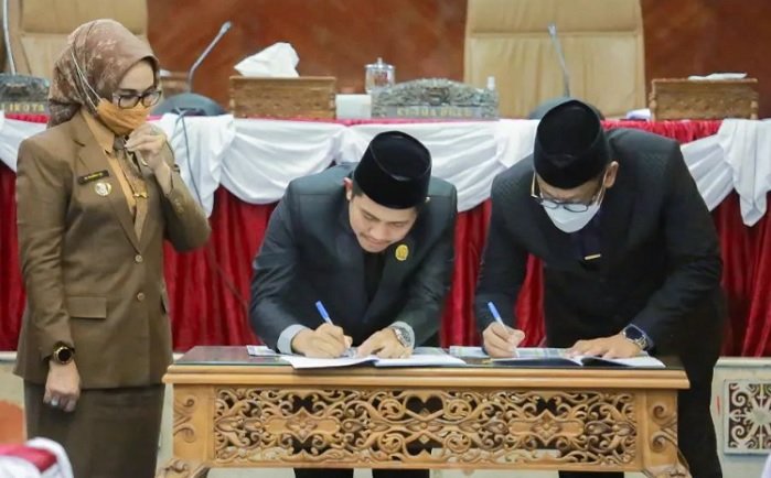 Ketua DPRD Andi Faisal Sofyan Hasdam menandatangani Nota Kesepakatan antara wali kota dan DPRD atas rancangan perubahan KUA dan rancangan perubahan PPAS tahun anggaran 2022.