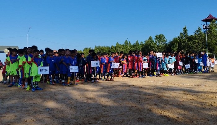 Yassier Arafat berfoto bersama panitia dan peserta Liga Bocah se-Kelurahan Berbas Pantai, Rabu (17/8/2022)