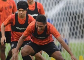 Pemain Borneo FC menjalani sesi Latihan persiapan jelang menjamu Persebaya Surabaya, di Stadion Segiri, Samarinda, Jumat (19/8/2022). Foto: IG Borneo FC