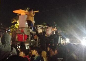 Tolak Kenaikan Harga BBM, Ribuan Mahasiswa Kepung Gedung DPRD Kaltim hingga Malam