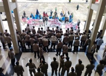 Tak Bertemu Wali Kota, Mahasiswa dan Sopir Travel Demonstrasi ke Gedung DPRD Bontang