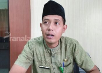 pranala.co - Kelurahan Lok Tuan dibuat putar otak untuk mengejar target menurunkan angka stunting alias gizi buruk. Di Lok Tuan, angka anak berisiko lokus stunting mencapai 2.353 keluarga, dengan jumlah anak stunting sebanyak 262 atau 27,87 persen. Lurah Lok Tuan Hadi Jumianto, membeberkan bila di kelurahannya sebanyak 55 RT bersepakat untuk patungan dana stimulan. Anggaran terkumpul, sekira Rp 80 juta. Hadi sapaan dia, mengatakan uang itu akan difokuskan untuk menambah bobot anggaran penanganan stunting. "Dana itu sudah disepakati oleh semua RT, menyisihkan minimal Rp 1 juta bahkan lebih untuk penurunan angka stunting," kata dia kepada pranala.co, saat ditemui di Kantor Lurah Lok Tuan, Kamis (15/9/2022). Lebih lanjut, ia menerangkan alokasi anggaran itu tidak mengganggu tujuan dari program dana stimulan. Kelompok Masyarakat alias Pokmas sudah dipastikan menjalankan program sesuai petunjuk teknis yang diproduksi pemerintah. Patungan dana stimulan RT itu pun diyakini tidak melanggar penggunaan anggaran dari APBD Bontang. Hal itu Hadi nyatakan, setelah berkonsultasi dengan Bapelitbang dan Inspektorat. "Sudah dipastikan sesuai aturan," tegas Alumni IPDN itu. Lebih lanjut, dia menerangkan dana patungan itu untuk menambah asupan gizi kepada bayi di bawah lima tahun atau balita, melalui 14 Posyandu yang tersebar di Lok Tuan. Agar pemenuhan gizi maksimal, setiap bulan pemberian PMT akan di berikan kepada balita sebanyak dua kali. "PMT dimulainya Oktober 2022 nanti, kami kasih PMT sebulan dua kali," sambungnya. Sementara itu, Sekretaris Daerah Bontang Aji Erlynawati mengatakan langkah yang diambil oleh kelurahan sudah tepat bila mengacu juknis. Ihwal patungan RT, dia menyebut hal tersebut masih dapat dilakukan selama program kelurahan melalui PMT, tujuannya penurunan angka stunting di Bontang. "Selama pengumpulan itu (dana) dilakukan untuk mencegah stunting, maka sudah tepat," ujarnya. Hanya saja, demi memastikan itu sudah tepat dengan aturan semestinya, Iin bakal menggali informasi lebih dalam terkait patungan dana stimulan tersebut. (*) Dapatkan update berita pilihan setiap hari dari pranala.co. Mari bergabung di Grup Telegram “PRANALA.co”, caranya ketuk link https://t.me/pranaladotco , lalu join. Anda harus install aplikasi Telegram terlebih dulu di ponsel.