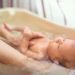 Begini Suhu Air yang Tepat untuk Memandikan Bayi
