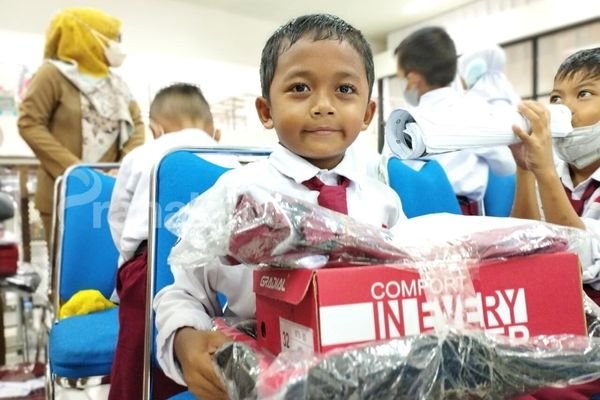 Distribusi Seragam Gratis di Bontang Bertahap, Produksi Masih Berjalan Silpa Rp 150 Miliar Meleset, Wali Kota Bontang Pilih Tunda Proyek Besar demi Seragam Sekolah Gratis Neni Percepat Pengadaan Seragam Gratis untuk Pelajar, Dikerjakan Penjahit Lokal Bontang Desain Tas Sekolah Gratis Belum Ditentukan, Pengadaan Digelontor Rp1,4 Miliar Pengiriman Tas dan Sepatu Sekolah Gratis untuk Pelajar Bontang Dipastikan Bertahap Tas Sekolah Gratis untuk Pelajar di Bontang Dianggarkan Rp 1,2 Miliar? 6 Ribu Pelajar Bontang Dapat Seragam Gratis Bertahap