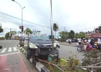 UPDATE NEWS: Mobil Lurah Tanjung Laut Tabrak Median Jalan