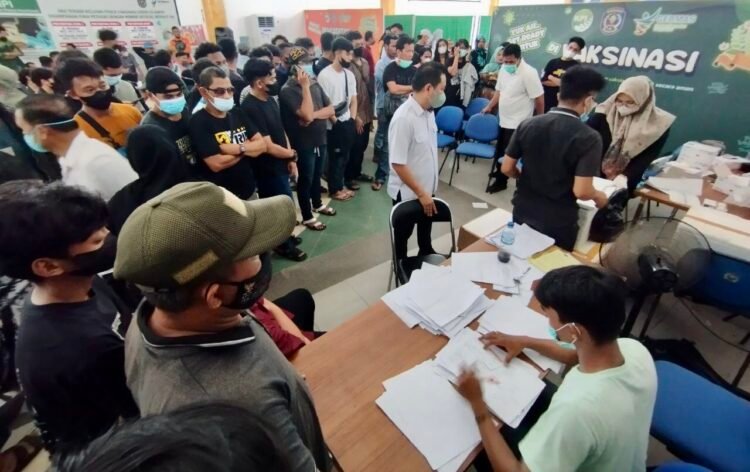 Vaksin Covid-19 Langka, Warga Bontang Rela Berdesakan demi Dapat Jatah