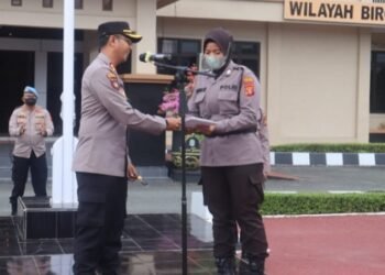 Bantu Warga Lahiran, Polwan Polres Bontang Terima Penghargaan