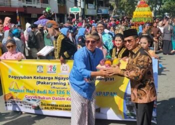 Pawai 50 Paguyuban Ramaikan HUT Kota Balikpapan ke-126