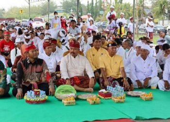 Bupati Kukar Hadiri Perayaan Melasti, Ajak Semua Umat Bergandengan Tangan