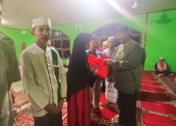 Bupati Kukar Serahkan Rp 150 Juta dan 100 Sak Semen untuk Pembangunan Masjid Al Mujahidin Loa Ipuh Darat