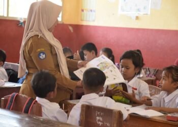Pemprov Kaltim Pastikan Guru di Perdesaan Setara dengan Perkotaan Gaji Guru ASN Naik 100 Persen, Tunjangan Honorer Rp 2 Juta Mulai 2025 Balikpapan Masih Kekurangan Guru