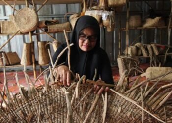 Geopolitik Global Ancam UMKM Kaltim: Harga Naik, Pasokan Seret DPMPTSP Kaltim Libatkan UMKM Bermitra dengan Perusahaan Swasta Berskala Besar UMKM di Kaltim Ditarget Miliki Izin dan Mitra Usaha