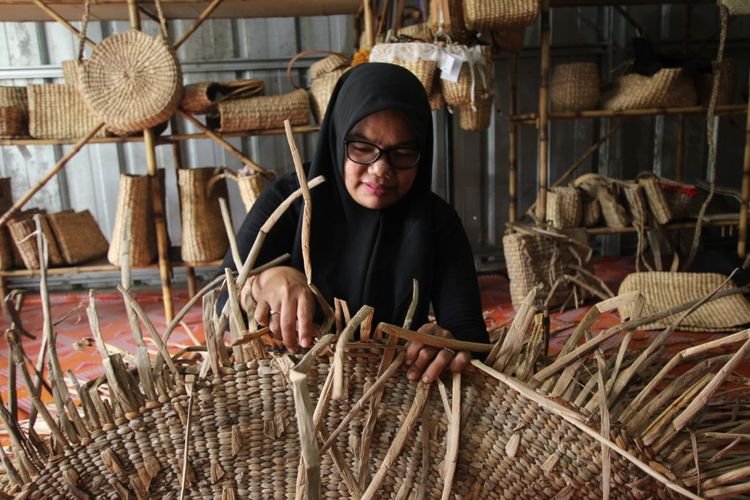 Geopolitik Global Ancam UMKM Kaltim: Harga Naik, Pasokan Seret DPMPTSP Kaltim Libatkan UMKM Bermitra dengan Perusahaan Swasta Berskala Besar UMKM di Kaltim Ditarget Miliki Izin dan Mitra Usaha