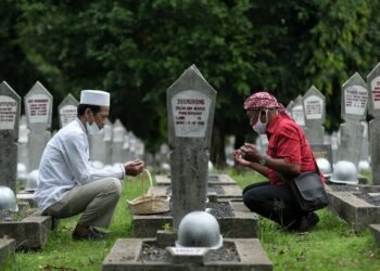 Doa-Doa yang Dibacakan saat Ada Orang yang Telah Meninggal Dunia Bacaan Doa Ziarah Kubur Lengkap Arab, Latin, dan Artinya
