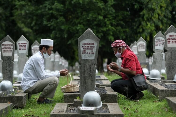 Doa-Doa yang Dibacakan saat Ada Orang yang Telah Meninggal Dunia Bacaan Doa Ziarah Kubur Lengkap Arab, Latin, dan Artinya
