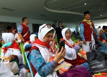 5.800 Jemaah Haji 2026 Bakal Melewati Embarkasi Balikpapan Kaltim 2.580 Jemaah Haji Kaltim Siap Terbang Mei Ini, Masa Tunggu Tembus 36 Tahun Proses Pelunasan Biaya Haji Kaltim 2025 Dibuka, Simak Tahapan dan Jadwalnya! 7 Jemaah Haji Embarkasi Balikpapan Meninggal Dunia, Mayoritas Berusia Lanjut Biaya Ibadah Haji Embarkasi Balikpapan Rp50,7 Juta