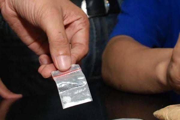 Pengedar Sabu di Samarinda Dibekuk saat Transaksi di Minimarket PN Bontang Vonis Dua Terdakwa Pengedar Sabu selama Tujuh Tahun Balita di Samarinda Positif Sabu usai Minum Air Putih Tetangga Cari Uang Tambahan, Sopir Truk asal Samarinda Nyambi jadi Pengedar Sabu Lintas Kabupaten