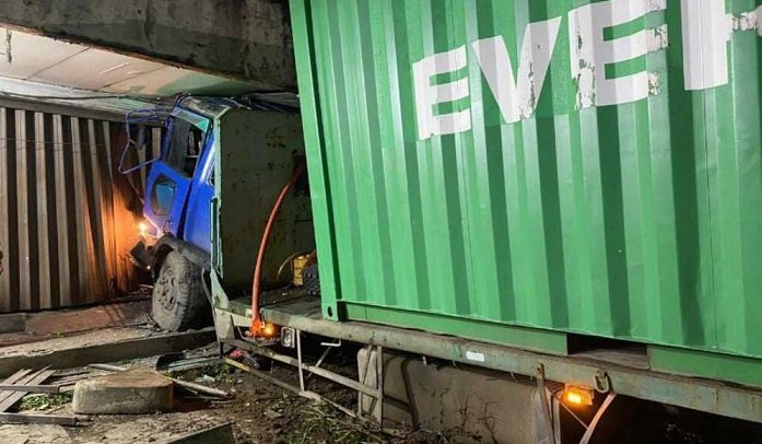 Sopir Kontainer yang Tabrak Ruko di Muara Rapak Ditetapkan Tersangka Truk Kontainer Tabrak Orang, Tabrak Ruko di Muara Rapak Balikpapan