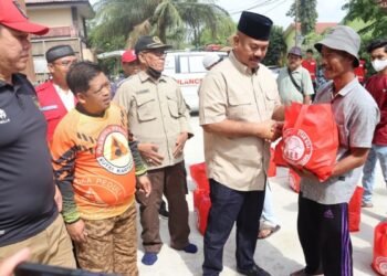 Ratusan Paket Sembako 'Betulungan Etam Bisa' untuk Tenaga Kebersihan dan Juru Parkir