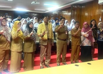 Puluhan Siswa SMP di Bontang Diajarkan Cara Resensi dan Bedah Buku yang Benar