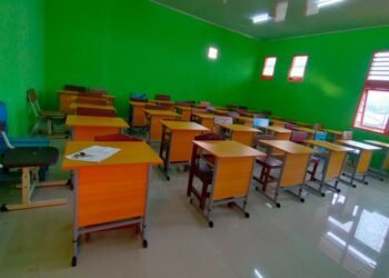 SDN 005 Bontang Utara Dapat Tambahan Sarana Meja Siswa