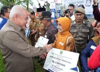 Gubernur Kaltim 'Pamerkan' Beasiswa Kaltim Tuntas di Kutai Kartanegara