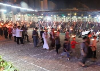 Masyarakat Kukar Sambut 1 Muharram 1445 H dengan Pawai Obor