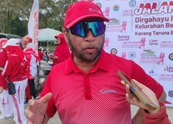 Amir Tosina Acungi Jempol Acara Jalan Sehat Garapan Kelurahan Berebas Tengah
