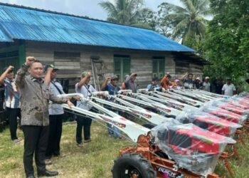 Seno Aji Serahkan 13 Unit Traktor ke Kelompok Tani di Kutai Kartanegara