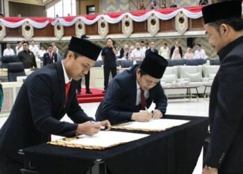 Encik Wardani dan Selamat Ari Wibowo Resmi Dilantik jadi Anggota DPRD Kaltim