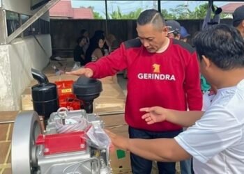 Seno Aji Salurkan Bantuan Mesin Kapal bagi Nelayan di Kutai Kartanegara